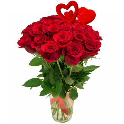 25 красных роз с сердечками