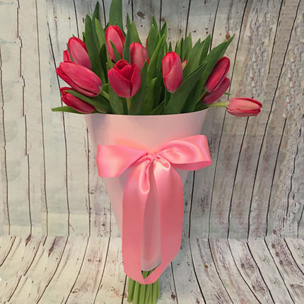 Букет в конус-пакеті "19 рожевих тюльпанів"  - придбати в Україні