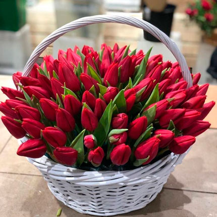 Корзина 75 красных тюльпанов  – купить в Украине