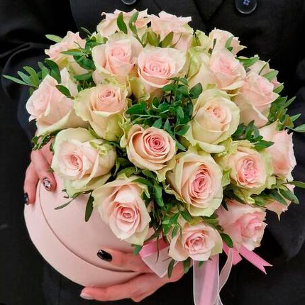 Квіти в коробці "25 троянд Belle Rose"  - придбати в Україні