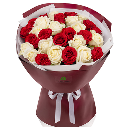 Букет "25 червоних та білих троянд"  – придбати в Україні