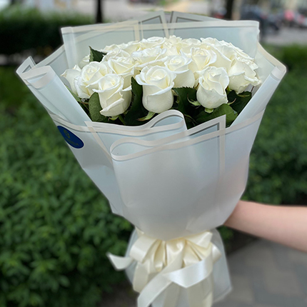 Акція! 25 білих троянд 60 см  – придбати в Україні
