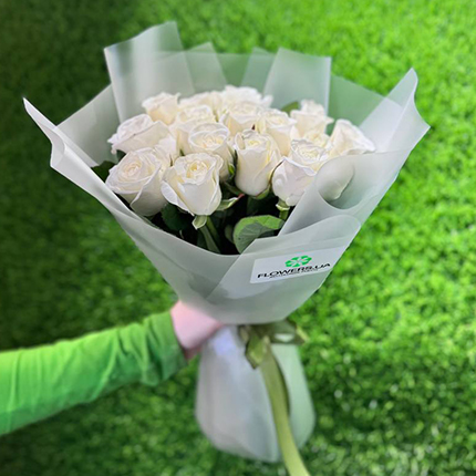 Акція! 15 білих троянд 50 см  – придбати в Україні