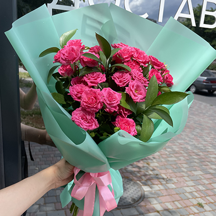 АКЦІЯ! 7 кущових рожевих троянд  – придбати в Україні