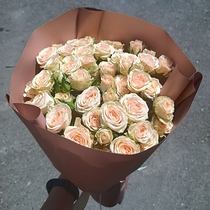 Акція! 15 кущових кремових троянд  – придбати в Україні