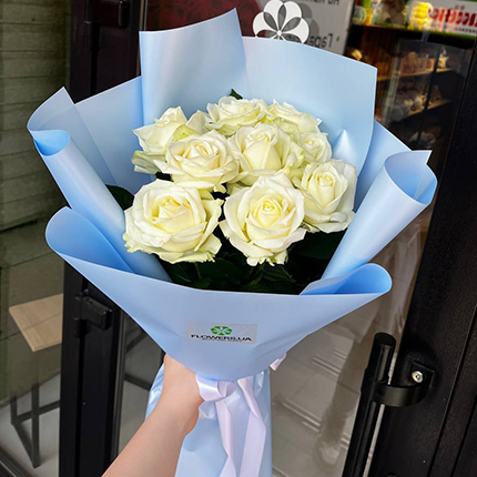 Акція! 9 білих троянд 60 см  – придбати в Україні