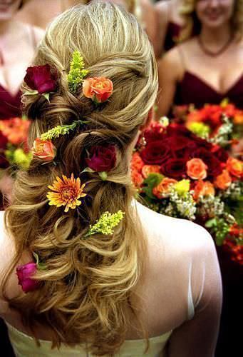 цветы в волосах