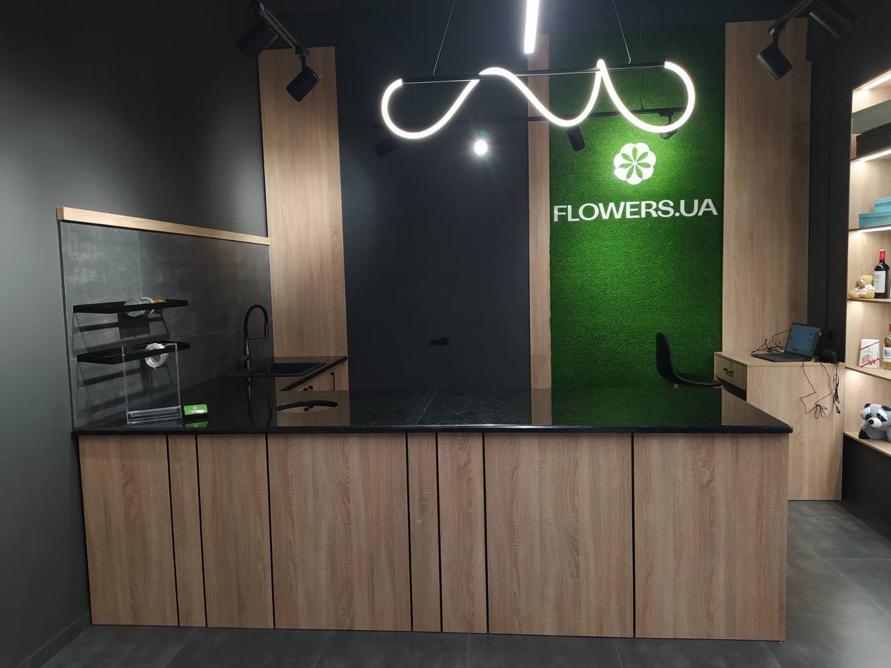 Магазин квітів FLOWERS.UA в місті Кам'янець-Подільський, вулиця Князів Коріатовичів, 25