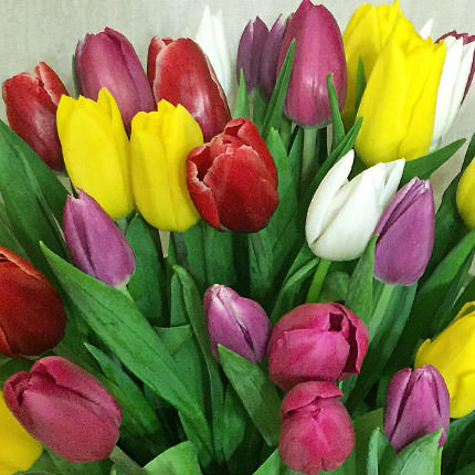 Квіти в коробці "Яскрава весна" - доставка по Україні