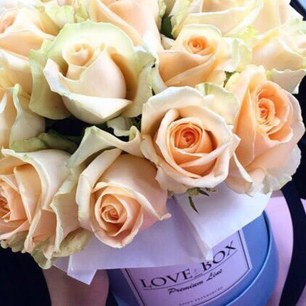 Цветы в коробке "Все о любви..." – доставка по Украине