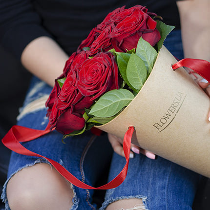 Букет в конус-пакеті "Букет троянд" - замовити з доставкою