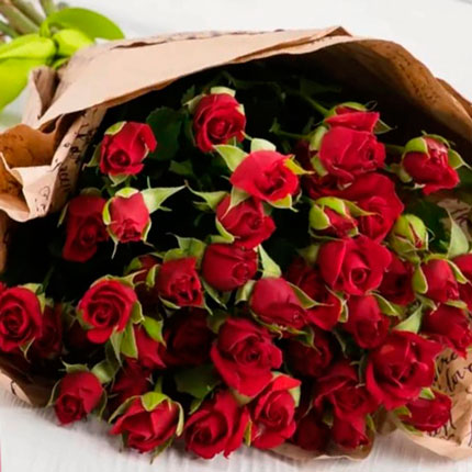 Букет червоних кущових троянд - доставка по Україні