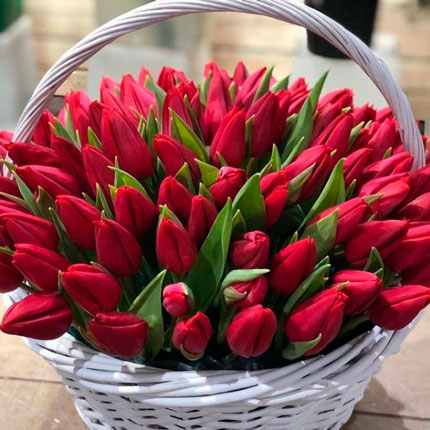 Кошик 75 червоних тюльпанів - доставка по Україні