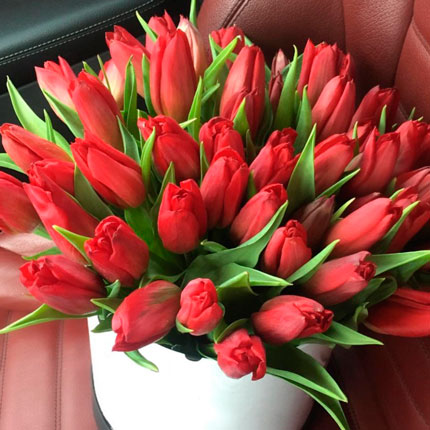 Квіти у коробці "39 червоних тюльпанів" – доставка по Україні