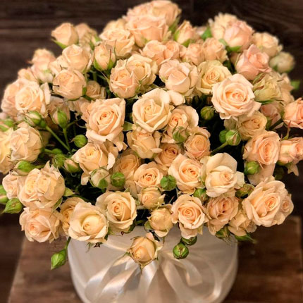 Квіти у коробці "19 кремових троянд" – доставка по Україні
