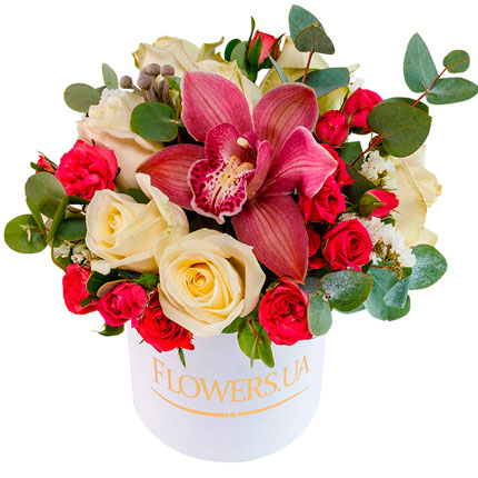 Квіти в коробці "Тільки для тебе" + Raffaello – доставка по Україні