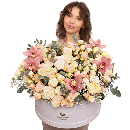 Квіти в коробці "Королівська грація" – доставка по Україні
