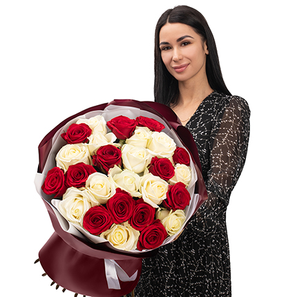 Букет "25 червоних та білих троянд" – доставка по Україні