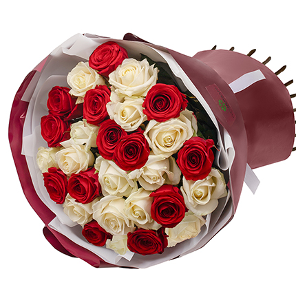 Букет "25 червоних та білих троянд" – замовити з доставкою