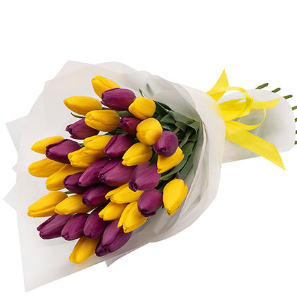 35 жовтих та бузкових тюльпанів – замовити з доставкою