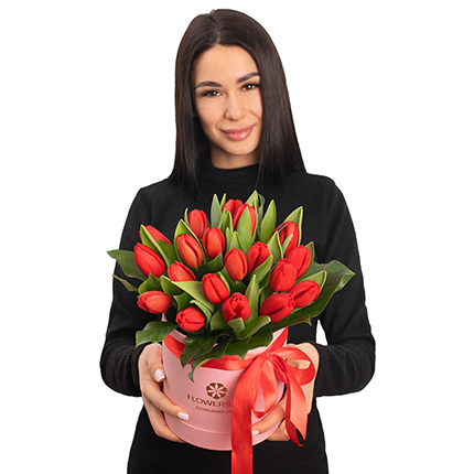 Квіти у коробці "19 червоних тюльпанів" – доставка по Україні