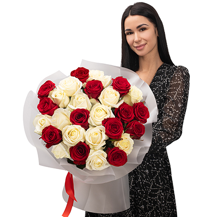Букет "23 червоні та білі троянди" – доставка по Україні
