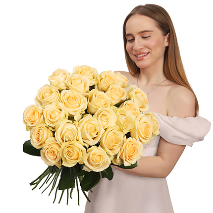 Букет з 25 кремових троянд – доставка по Україні