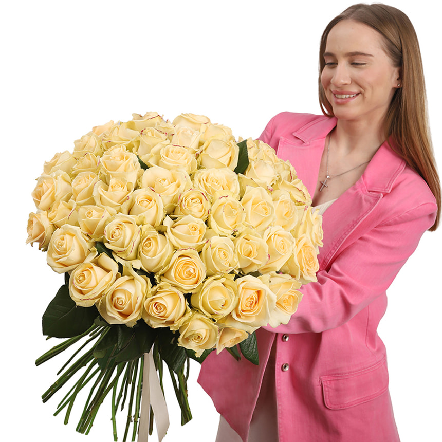 Букет з 51 кремової троянди – доставка по Україні