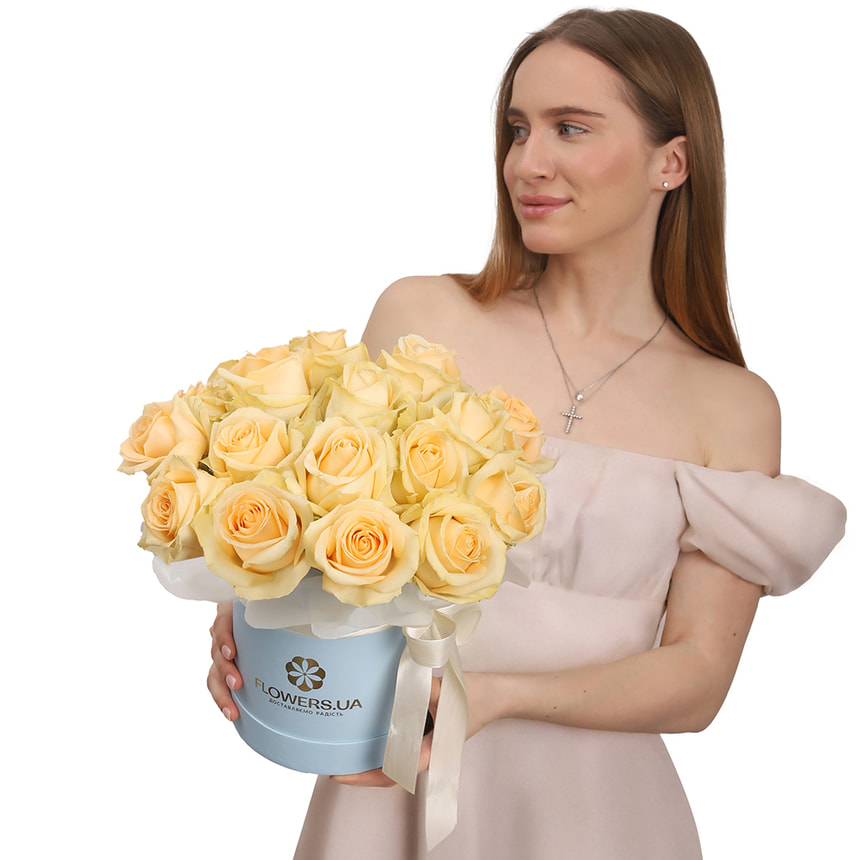 Квіти в коробці "19 кремових троянд" – доставка по Україні