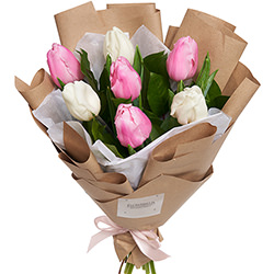 7 белых и розовых тюльпанов