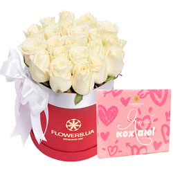 Цветы в коробке "Желанной" + конфеты "Люблю"