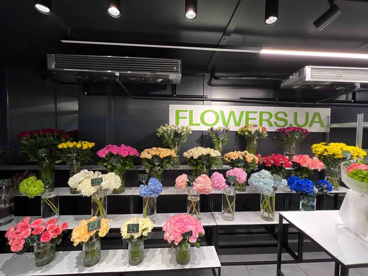 Магазин цветов FLOWERS.UA в городе Ровно, ул. Чорновола, 27